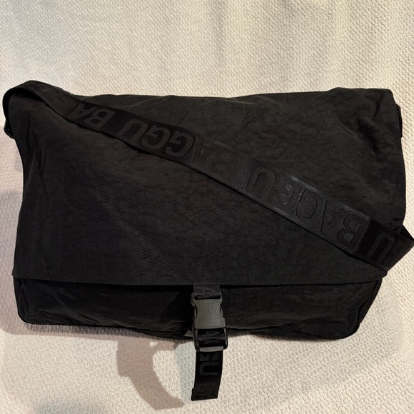 HUGE RARE HTF BAGGU Black Travel Sport Messenger Bag (Large one!) - Picture 2 of 8